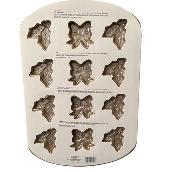 NWT Celebrate It bow and holly leaf baking pan - Picture 2 of 5